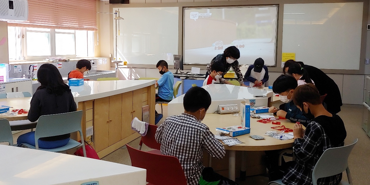 KBSI 엑스사이언스 찾아가는 과학교실에 참가한 대전봉산초 학생들의 과학체험
    모습