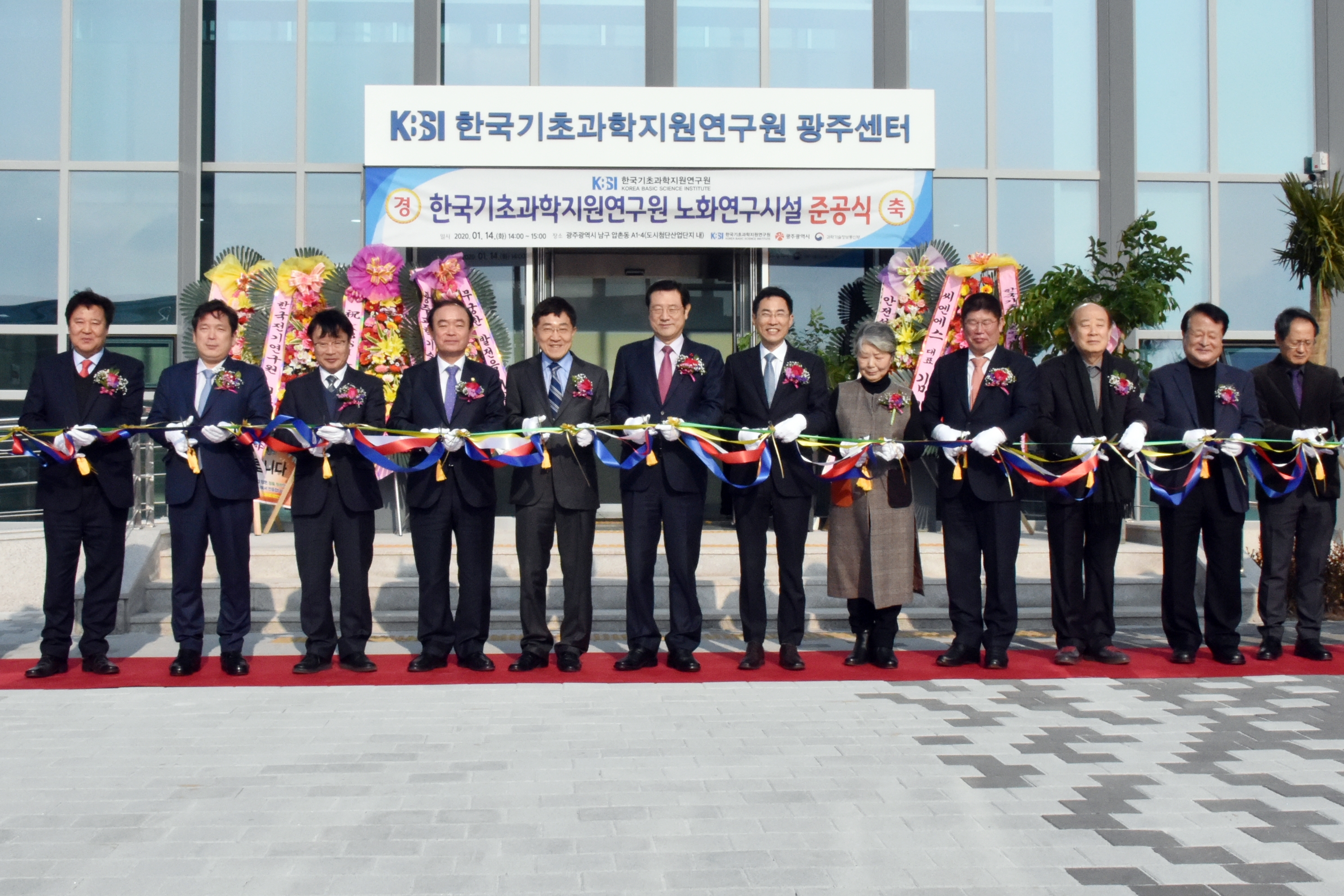 정병석 전남대학교 총장(왼쪽에서 세번째부터), 장병완 국회의원, 신형식
    KBSI 원장, 이용섭 광주광역시장,