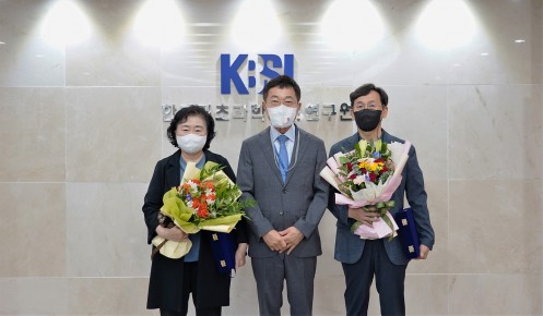 '정년퇴직자 공로패 수여식' 윤혜온 책임연구원, 민안기 책임기술원(22.08.09.)